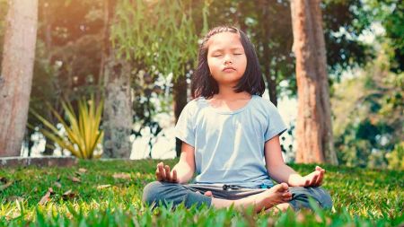 a04457778e3c0acf391e07acbb3823c6 Ejercicios para despertar el Cuerpo Rotando con Manu Yoga de Vida - HitLive